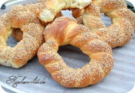Turkische Sesamringe Simit Ist Ein Ringformiges Hefegeback Mit Sesamkornern Auf Der Oberflache Diese Sesamringe Sind Jedoch Rezepte Kochen Lebensmittel Essen