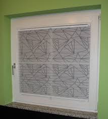 Sichtschutz Fensterdeko Zugleich Mit Gemusterten Plissees Kuche Fensterdeko Plissee Plissee Fenster Plissee Kuchengardinen