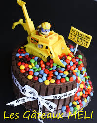 Un Gateau De Ruben Spectaculaire Gateau Au Chocolat Glacage Au Chocolat Entoure De Kitkat Et Saupoudre De M M Pancarte En Fondant