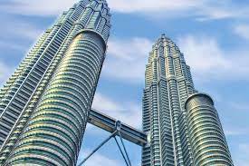 The petronas twin towers had 22 fewer floors than the world trade center buildings in new york city (88 floors compared to 110 floors). Petronas Twin Towers Hotelabholung Ohne Anstehen