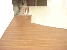 Saat pemasangan, anda hanya perlu melepaskan lapisan kertas di sisi bawah vinyl agar lapisan sticker nya dapet melekat ke lantai. Harga Lantai Kayu Vinyl Home Desaign