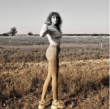 Selin yeninci evinin kapılarını dizi tv'ye açtı! Polen Emre Kimdir Nereli Ve Kac Yasinda Boyu Evli Mi Oynadigi Diziler Tozlu Mikrofon