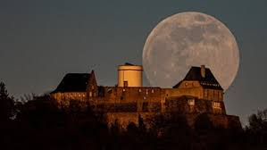 A huge boulder dominates the stage of vollmond, presented by the national arts centre in ottawa.solid and intractable, the antithesis. Der Grosste Vollmond Des Jahres Super Vollmond Am 26 Mai 2021 Sternenhimmel Br Wissen