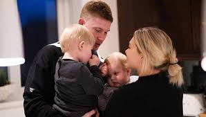 أعلن النجم البلجيكي الدولي، كيفين دي بروين، لاعب مانشستر سيتي، تفاصيل إصابته أمس السبت، أمام تشيلسي في نهائي دوري أبطال أوروبا. Ø£Ø®Ø¨Ø§Ø± Ù…Ø§Ù†Ø´Ø³ØªØ± Ø³ÙŠØªÙŠ Ø¯ÙŠ Ø¨Ø±ÙˆÙŠÙ† ÙŠØ­ÙƒÙŠ Ù‚ØµØ© ØªØ¹Ø±ÙÙ‡ Ø¹Ù„Ù‰ Ø²ÙˆØ¬ØªÙ‡ Ø³Ø¨ÙˆØ±Øª 360