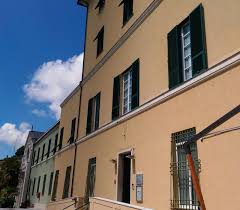 Torino è una struttura residenziale sanitaria assistenziale (rsa) che offre servizi sanitari, interventi medici, infermieristici e riabilitativi atti a prevenire e curare le malattie croniche e le loro eventuali riacutizzazioni. Il Focolaio Alla Rsa Anni Azzurri Sacra Famiglia Di Genova