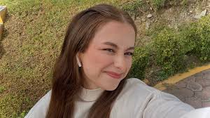 𝐸𝑙𝑒𝑛𝑎 𝑅𝑜𝑏𝑙𝑒𝑠