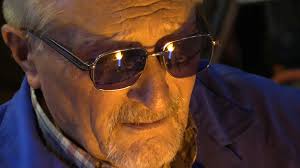 TRAVAIL DE RÉALISATION D'UN PENDENTIF PAR JEAN-CLAUDE HAJDUK, ANCIEN  SOUFFLEUR DE VERRE AU CHALUMEAU (PIÈCE 1)