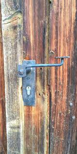 Traditionelle Turklinke An Einer Holztur Haus Und Garten Haus Holztur