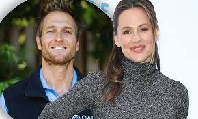 Ben affleck is letting the world know that he has nothing but love for his ex jennifer garner.#jennifergarner #benaffleckwww.usmagazine.comfollow us weekly. Jennifer Garner Is Head Over Heels In Love With Boyfriend John Miller Daily Mail Online