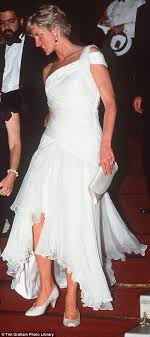 Princess Diana S Most Breathtaking Gowns Go On Display Princess Diana Dresses Princess Diana Pictures Princess Diana Hair