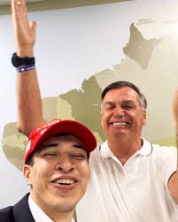 Ele é íntegro, de um grande coração, de um caráter exemplar, de uma  reputação inabalável. Seus anos de luta pelo nosso país o tornaram um pai  para esta nação. Eu honro a