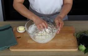 Recette Gozlem Ou Crepes Turques Farcies Au Riste D Aubergine En Pas A Pas Recette Crepe Turque Aubergine Turc