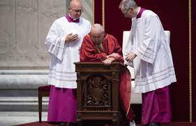 Akcentuje się bardziej chwałę odkupienia przez krzyż niż poniżenia przez mękę. Jezus Byl Bezdomnym Przez Cale Swoje Zycie Papiez Przewodniczyl Liturgii Meki Panskiej