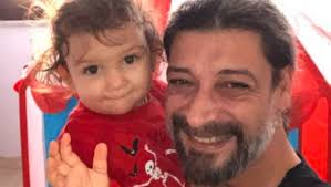 Bu sayfa oyuncu erdinç gülener hakkında biyografisi, özgeçmişi, dizilerde oynadığı roller, şu anda hangi dizide oynuyor, sosyal medya hesapları, ajansı, web sitesi ve hakkında çıkan haberlere yer verir. Erdinc Gulener Tam Uc Yil Gecmis Ustunden Magazin Haberleri