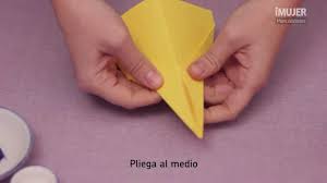 Si quieres que tu papel reciclado tenga un solo color, ten cuidado con la variedad de papel que uses. Como Hacer Un Avion De Papel Manualidades En Papel Imujerhogar Youtube