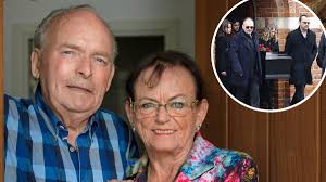 Detalje fra Peter Bellis begravelse gik igen: Junes utraditionelle kiste  var pyntet med røde roser