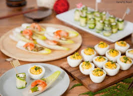 忘年会 クリスマス 新年会とパーティが続く季節 おしゃべりの合間に軽くつまめるピンチョス を作ってみてはいかがでしょうか ピックはもちろんレンゲを使ったり 料理を小さくまとめることで おしゃれでかわいいおもてなしが完成します 料理 ピンチョス 忘年会