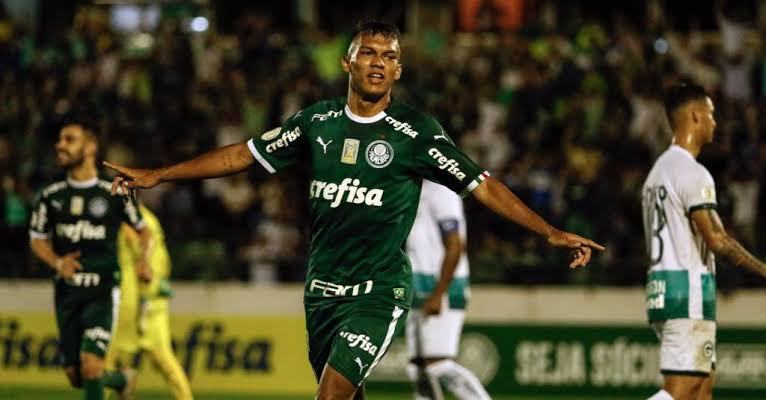 Após brilhar com dois gols, Veron diz se espelhar em Gabriel Jesus