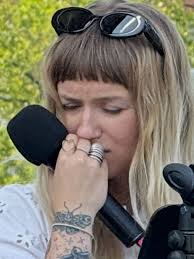 Britt Hewitt (@britt.hew) • Instagram photos and videos