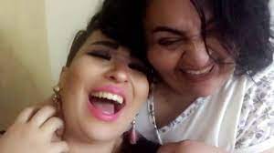 تنظر محكمة مستأنف الاقتصادية في القاهرة، اليوم الأحد، الاستئناف المقدم من شيري هانم وابنتها زمردة على حبس كل منهما 6 سنوات وتغريمهما 100 ألف جنيه لاتهامهما بنشر صور ومقاطع مصورة خادشة للحياء العام، وإعلانهما دعوة. Ù…ØµØ± Ø§Ù„Ø³Ø¬Ù† 5 Ø³Ù†ÙˆØ§Øª Ø¨Ø­Ù‚ Ø´ÙŠØ±ÙŠ Ù‡Ø§Ù†Ù… Ùˆ Ø²Ù…Ø±Ø¯Ø© Ø¨ØªÙ‡Ù…Ø© Ø§Ù„Ø¯Ø¹Ø§Ø±Ø©