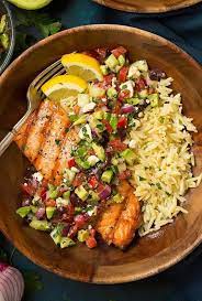 Saumon Grille Accompagne De Salsa Grecque Recettes Ma Fourchette Healthy Dishes Healthy Recipes Salmon Recipes
