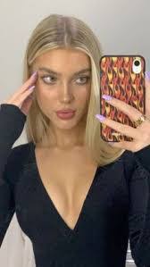 Mimi Slinger's Instagram, Twitter & Facebook