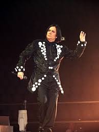 Nonostante la precisa collocazione temporale e geografica, è difficile definire esattamente i confini del genere e la stessa accezione del termine ha subito dei mutamenti nel tempo: Renato Zero Wikipedia