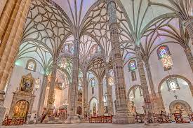 Ein moderner aufzug im südturm fährt die besucher nach oben, von wo aus sie eine großartige aussicht auf die stadt und den hafen genießen können. Catedral De Santa Ana In Las Palmas De Gran Canaria Gran Canaria