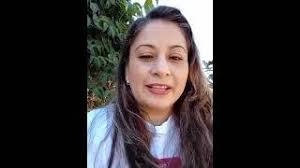 La locutora de la Radio Calentana, Gloria Arce se restablece del COVID.