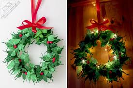 Weihnachtsdeko basteln ist so besinnlich und stimmt euch perfekt auf die feiertage ein. Weihnachtlicher Kranz Aus Krepppapier Jetzt Kommt Kurth