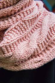 Ist euch der herbst und winter auch zu grau? Loop Schal Mit Zopfmuster Stricken Und Hakeln