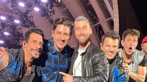 Mark wahlberg may be 44 years old, but to many, he'll always be one of the new kids on the block. Nkotb Pull Lance Bass On Stage Urge Nsync To Reunite Without Justin Timberlake At Star Studded Hollywood Gig Entertainment Tonight