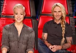 The maroon 5 frontman and resident mentor/judge on the voice has shocked fans by dying his hair from brunette to platinum blonde. Photos The Voice S Adam Levine And Shakira Swap Blond Hair Styles