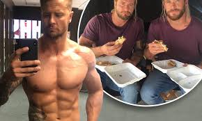 5 323 просмотра 5,3 тыс. Chris Hemsworth S Thor Body Double Is Struggling To Keep Up With His Mammoth Size Daily Mail Online