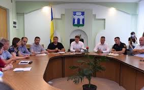 Завод ровноазот расположен в поселке городок в 10 км от ровно, это одно из крупнейших в украине предприятий по изготовлению минеральных удобрений и адипиновой кислоты, отметило bbc news. Ijom49cjwvq6im
