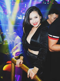 Trong ảnh, nữ ca sĩ diện áo lam, mặc váy nhẹ nhàng. Ná»¯ Hoang Thá»‹ Phi Lang Nháº¡c Háº£i Ngoáº¡i Bá»‹ Tá»' Pha Vá»¡ Háº¡nh Phuc Mai PhÆ°Æ¡ng La Ai