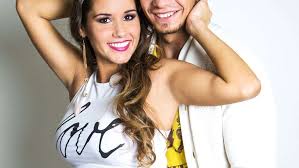 Sarah engels (* 15.oktober 1992 in köln), von 2013 bis 2021 sarah lombardi, ist eine deutsche sängerin.sie wurde als teilnehmerin der castingshow deutschland sucht den superstar bekannt, bei der sie 2011 in der achten staffel den zweiten platz belegte. Sarah Lombardi Karriere Hochzeit Und Pietro Alle Infos