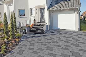 Moderne auffahrt gartengestaltung hanglage gartenanlage einfahrt gestalten dekorative pflanzgefäße betonblock garten terrasse pflastern hofeinfahrt terrasse. Terrassen Und Gartengestaltung Raiffeisen Baucenter