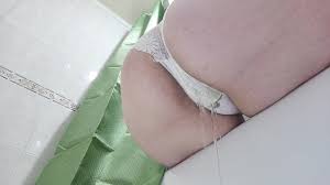 Я не смогла удержаться и описалась в трусики