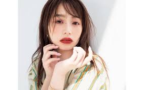 美的流大人っぽ地雷系メイク4選 泣きはらした様な目元を作るメイク術とおすすめ赤系リップ 美的 com アイメイク メイベリン 赤リップ