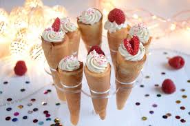 Cornets De Crepes Chocolat Blanc Framboise Recette Crepes Au Chocolat Chocolat Blanc Mini Petits Gateaux