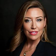 Casual evening walks and dining near a pond?