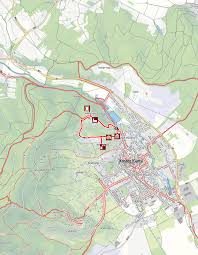 Az árpád térről induló gyalogúton közelíthető meg. 2