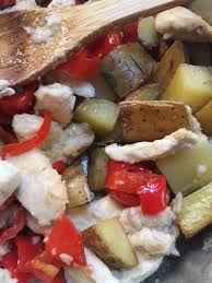 Per preparare i vostri straccetti di pollo con peperoni prendete il pollo e tagliatelo a pezzettini, poi infarinatelo. Straccetti Di Pollo Peperoni E Patate Arrosto Luisa In Cucina