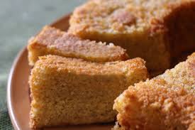In una ciotola montate le uova con l'essenza e lo zucchero fino ad ottenere un composto più chiaro e spumoso. Ciambella Con Farina Integrale E Arancia Mimi E Coco