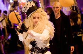 Beastly izle, sevimsiz 2011 filmini altyazılı veya türkçe dublaj olarak 1080p izle veya indir. Beastly 2011 Film Cinema De