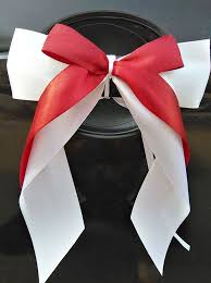Autoschmuck In Rot Und Weiss Die Schone Satinschleife Ist Mit Organzabandern Verziert Und Kann An Den Turgriffe Rote Hochzeit Hochzeitsdekoration Hochzeit Deko