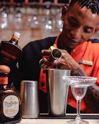 ☑️ Cuando piden un príncipe azul 💙 en realidad se refieren al JOHNNIE  WALKER BLUE LABEL 😉 Vive una navidad EXCLUSIVA 🎄⛄ . . . 📷@_rache_garcia  . . . #whiskey #johnniewalkerblue #bestbar #navidad