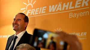 Bayern wirtschaftsminister hubert aiwanger (links im bild) und ministerpräsident markus söder auch aiwanger hatte jüngst vor einer jagd auf ungeimpfte und vor apartheiddiskussionen gewarnt. Streit Um Anti Corona Massnahmen Zwischen Soder Und Aiwanger Eskaliert Stern De