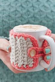 I love all kind of craft…but i don't know how to knit! Free Pattern Cute And Easy Chunky Crochet Mug Cosy Knit And Crochet Daily Crochet Mug Cozy Crochet Coffee Cozy Chunky Crochet
